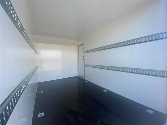 TP 360-3500 cargo med døre bag surringskinner på langsider